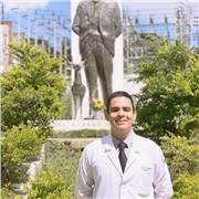 Profesor pre universitario que imparte clases para la preparación de los estudiantes en el área de Biología y Bioquímica
